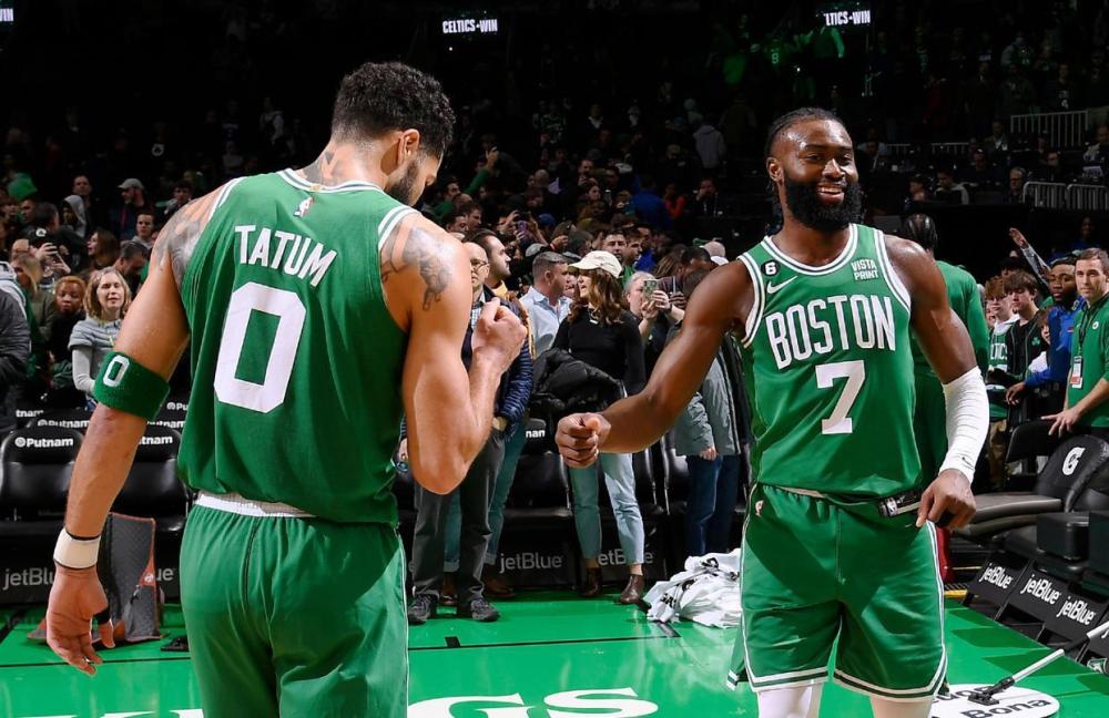  杰伦布朗末节独取14分，凯尔特人顶住压力险胜公牛